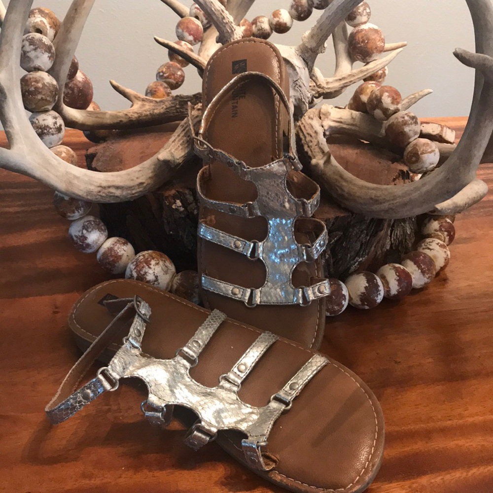 White mountain silver leather Roman sandals 7M